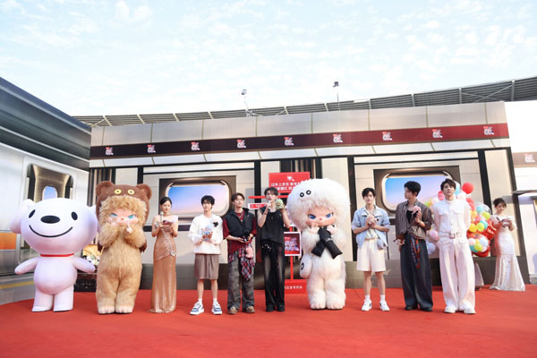 “曜少年”亮相湖南卫视跨年演唱会 红毯首秀展青春活力 (3).jpg